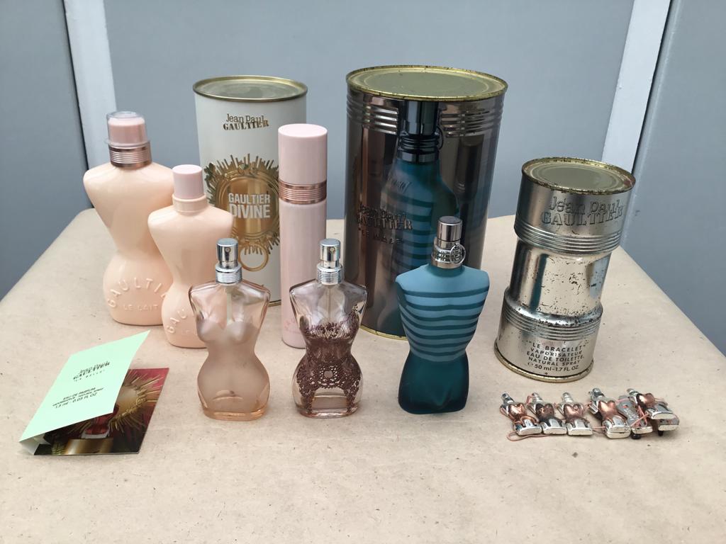 Lot de flacons parfum vides Jean Paul Gaultier Le bracelet, Collections, Parfums, Utilisé, Bouteille de parfum, Enlèvement ou Envoi