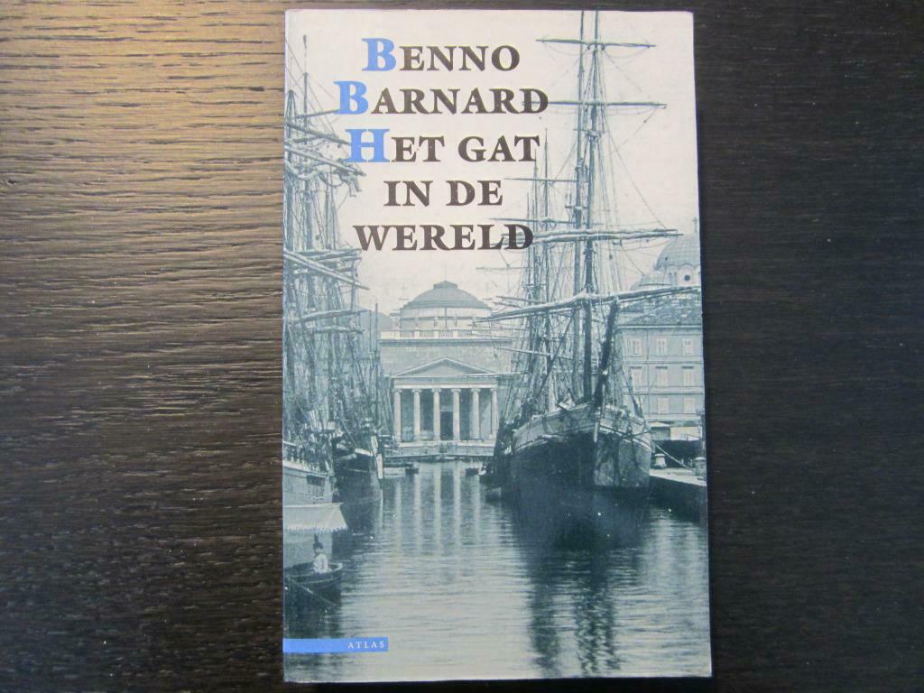 Het gat in de wereld  (Benno Barnard), Boeken, Ophalen of Verzenden, Gelezen, Nederland