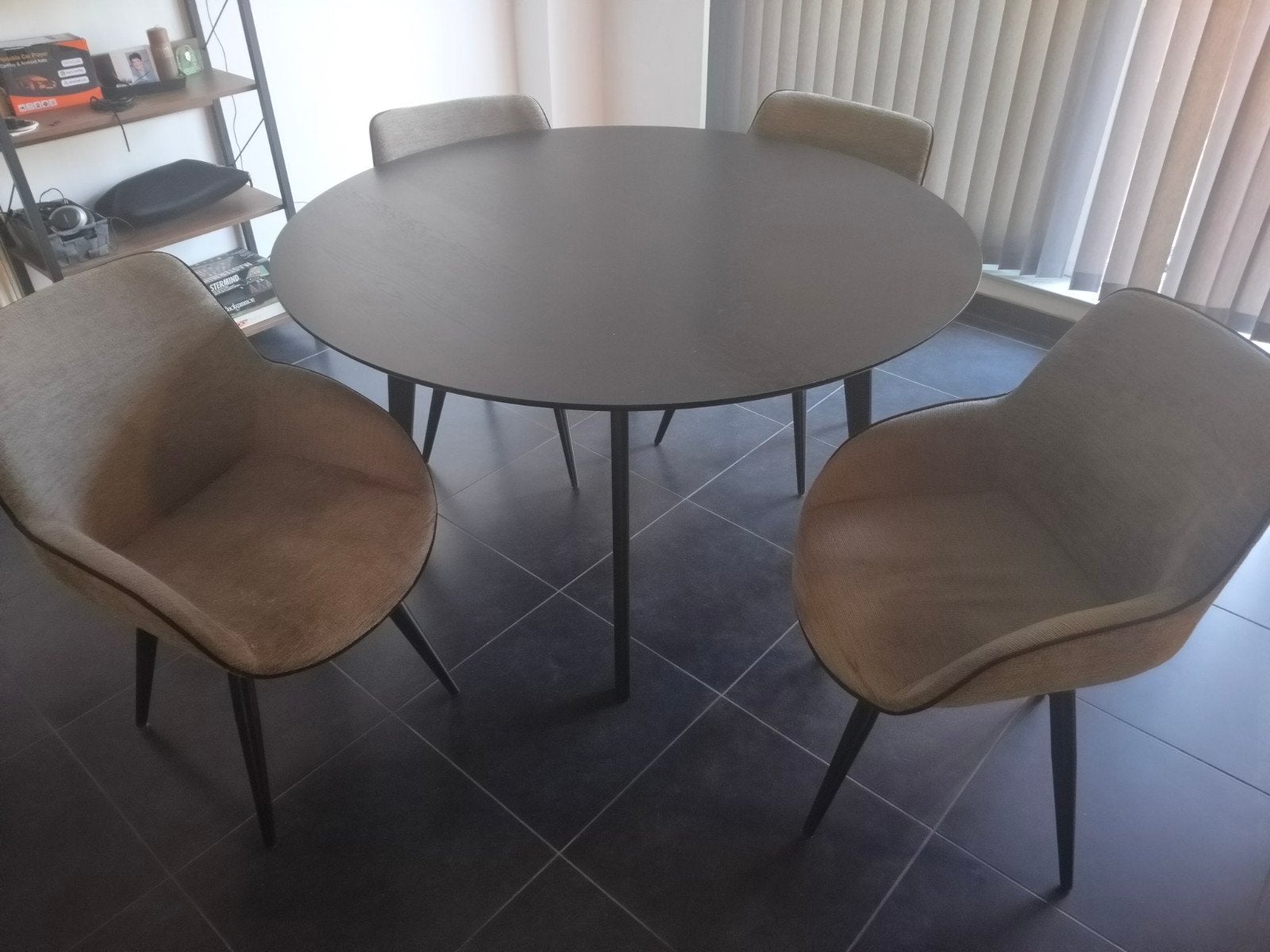 Ronde tafel met 4 stoffen kuipstoelen draaiend, Huis en Inrichting, Ophalen