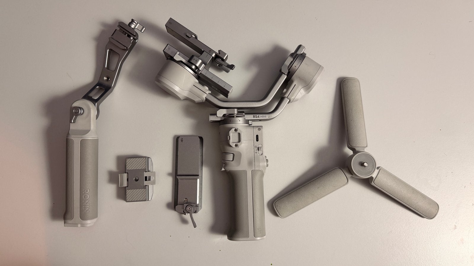 DJI RS 4 Mini Combo + accessoires - excellent état, Enlèvement ou Envoi, Utilisé