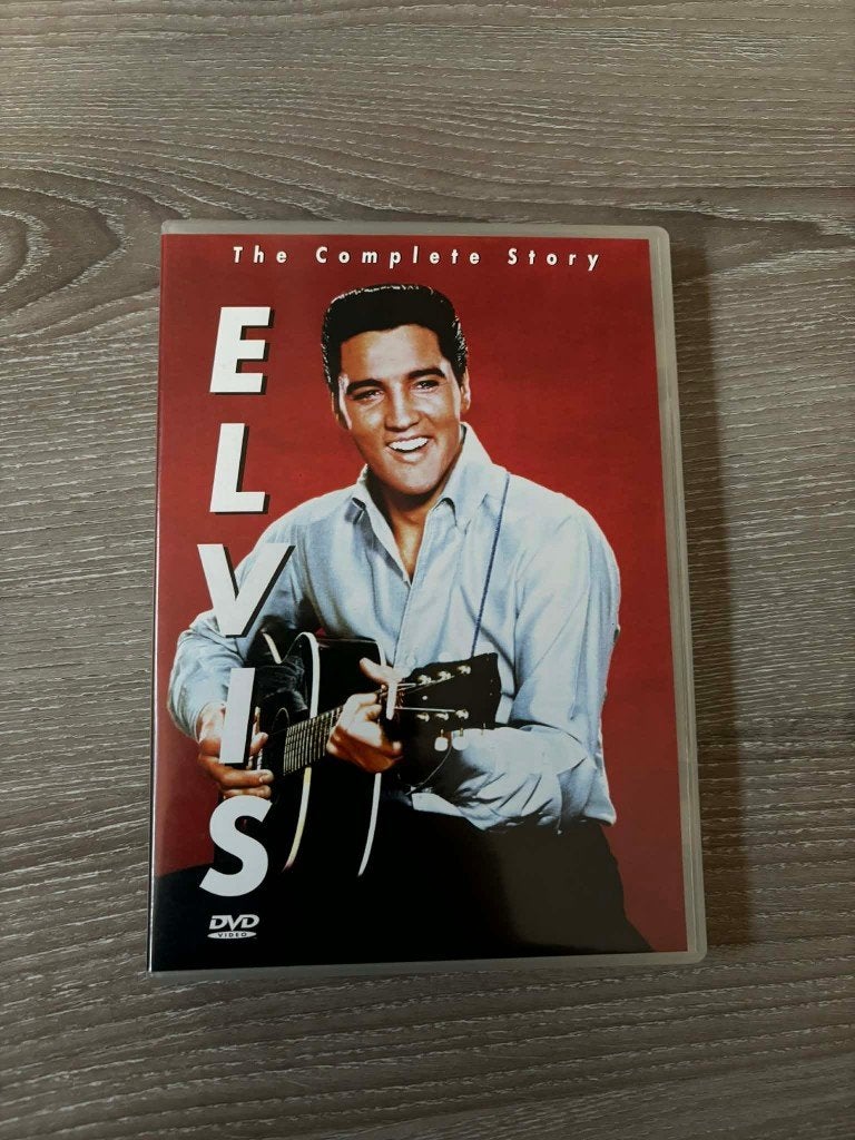 Elvis dvd, The complete story. Mag weg voor slechts 5 euro., CD & DVD, DVD | Documentaires & Films pédagogiques, Tous les âges
