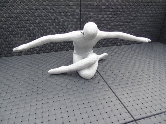 modern zenkunstbeeld in grijze polystone, steenimitatie, Ophalen of Verzenden, Nieuw, Steen, Abstract beeld