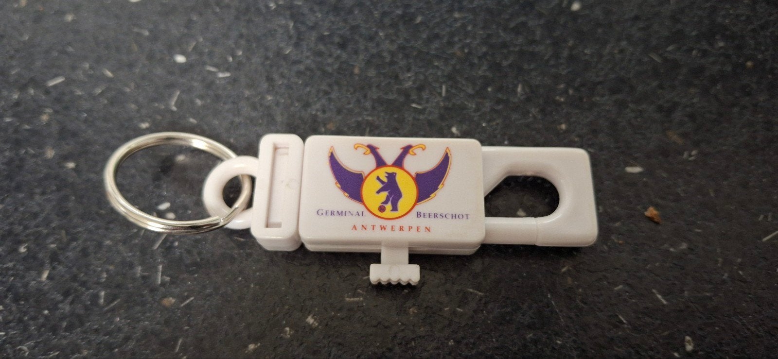 Vintage sleutelhanger voetbal Germinal Beerschot Antwerpen, Ophalen of Verzenden, Zo goed als nieuw, Overige typen