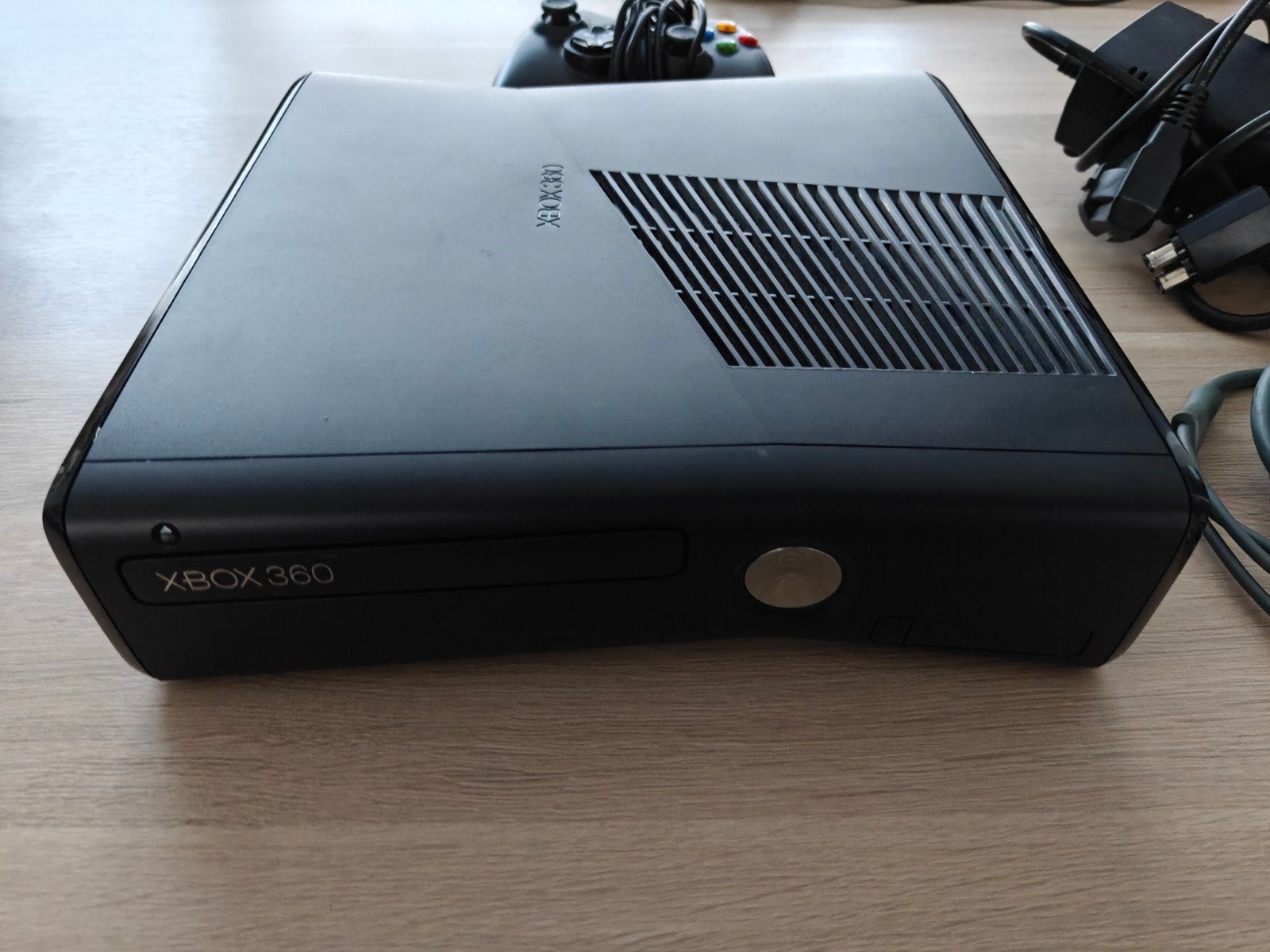 xbox 360 slim met 6 games en bedraad controller, Ophalen, 4 GB, Met 1 controller, Gebruikt