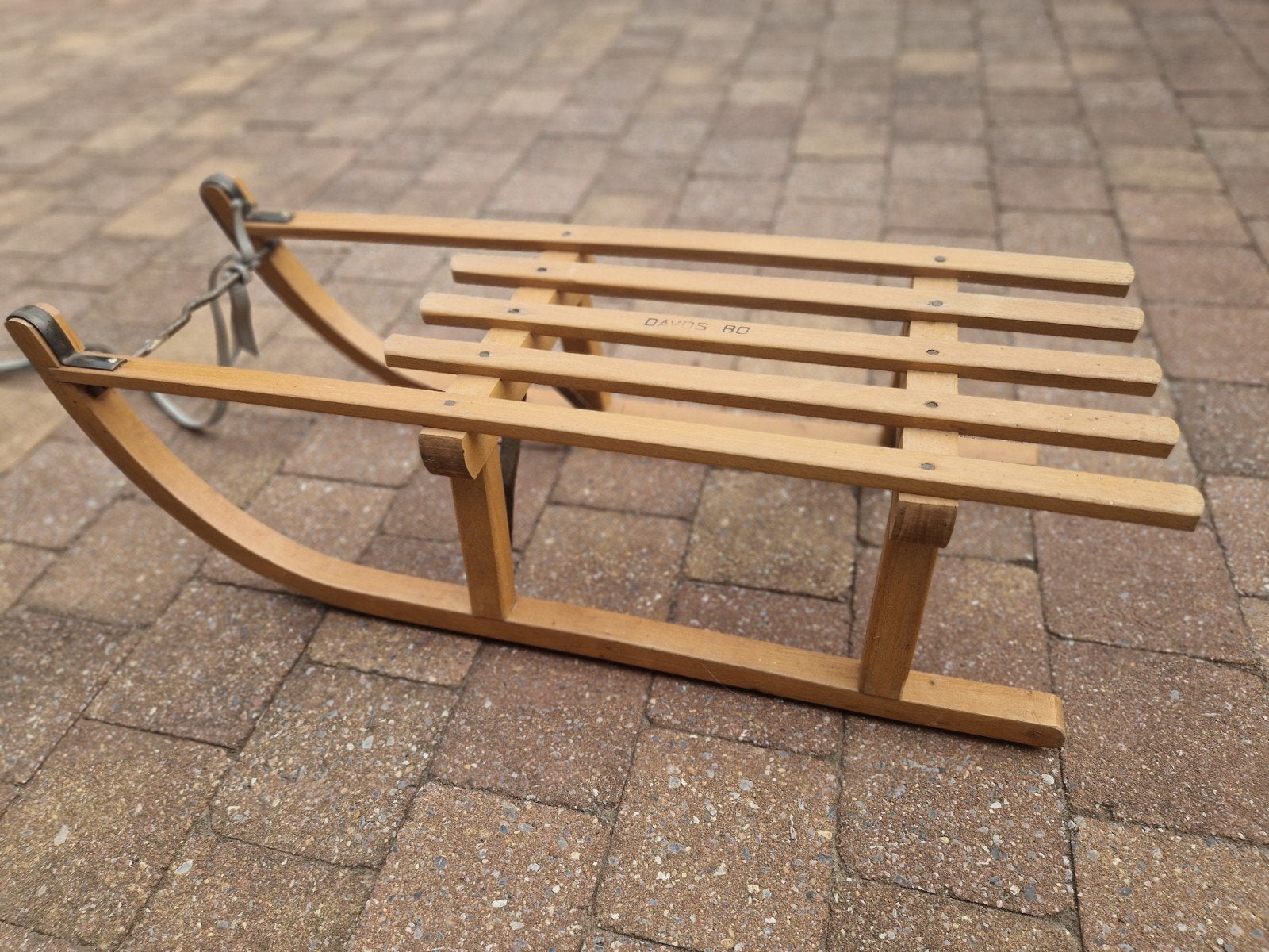 Houten slee Davos 80, Ophalen