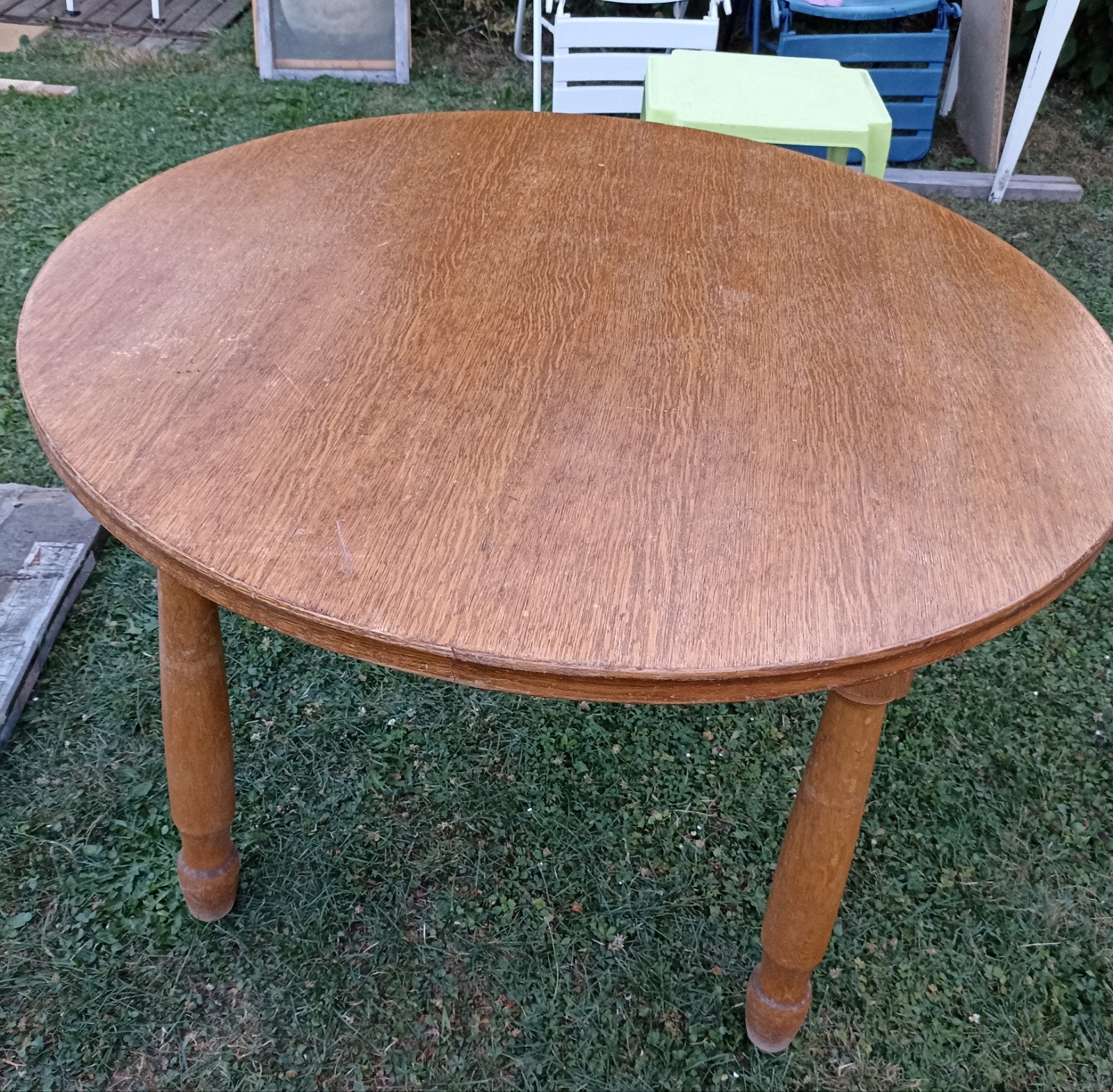 Très belle table ronde en vrai bois, diamètre de 1.10 m, Ophalen