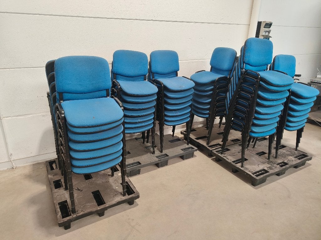 56 blauwe stapelbare stoelen te koop, Ophalen, Kunststof, Gebruikt, Blauw