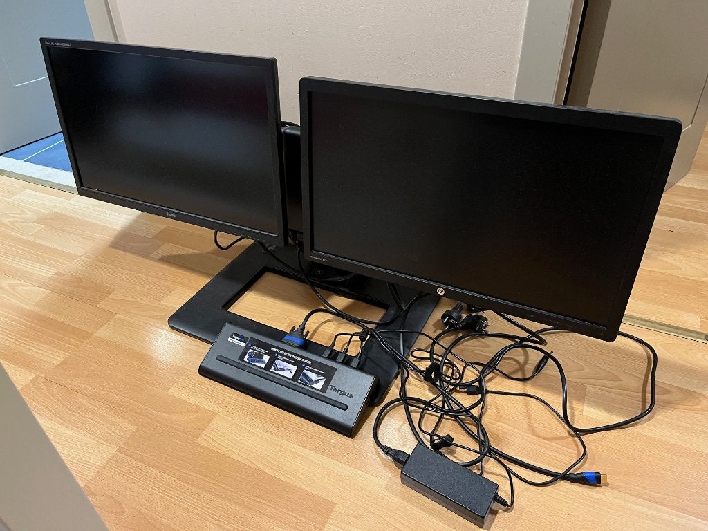 Moniteur HP+Ilyama 23,6 pouces sur support HP + dock Targus, 23,6, Enlèvement, Utilisé, Connexion casque