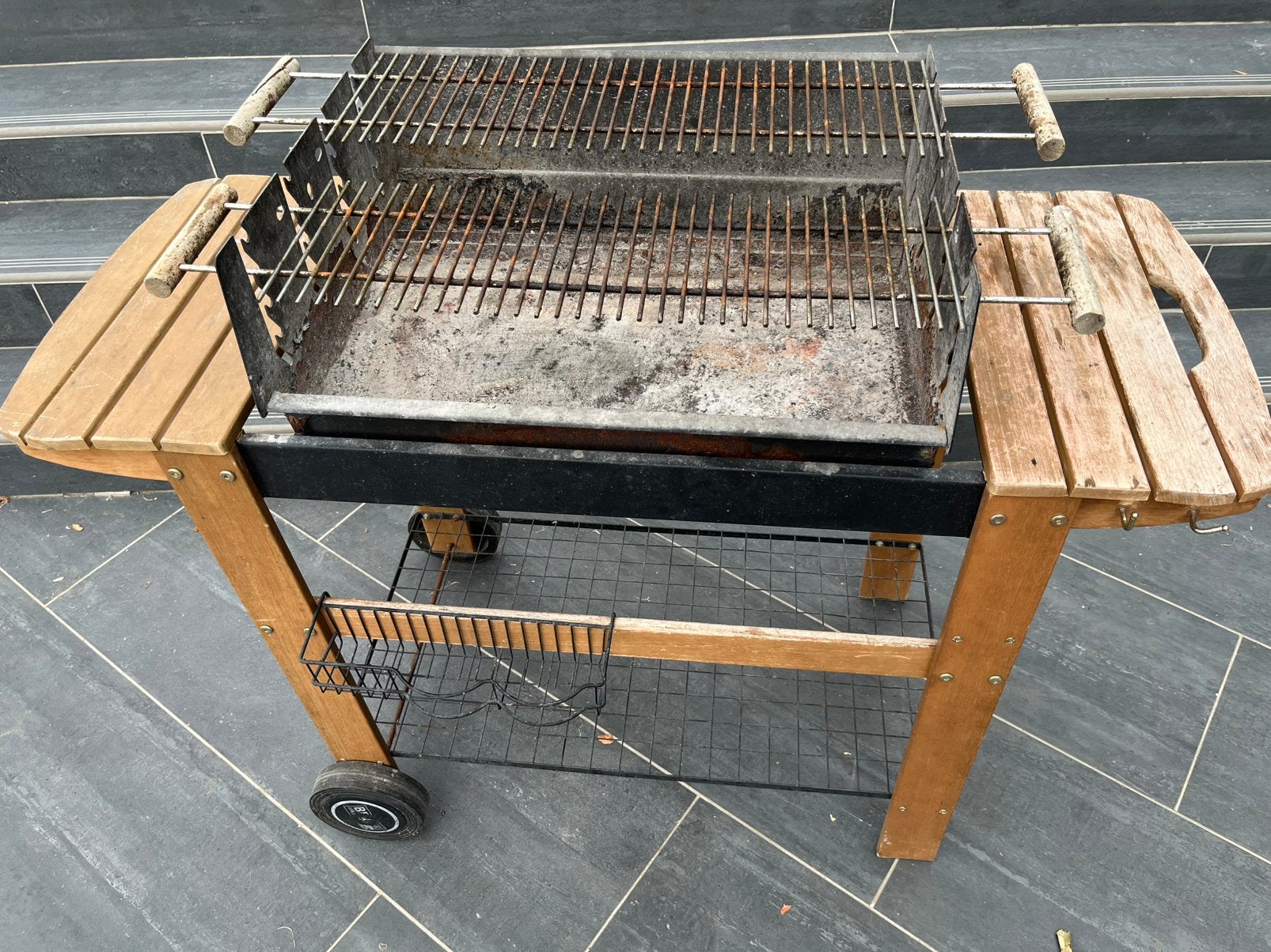 Barbecue charbon de bois dans l’état, Enlèvement, Utilisé