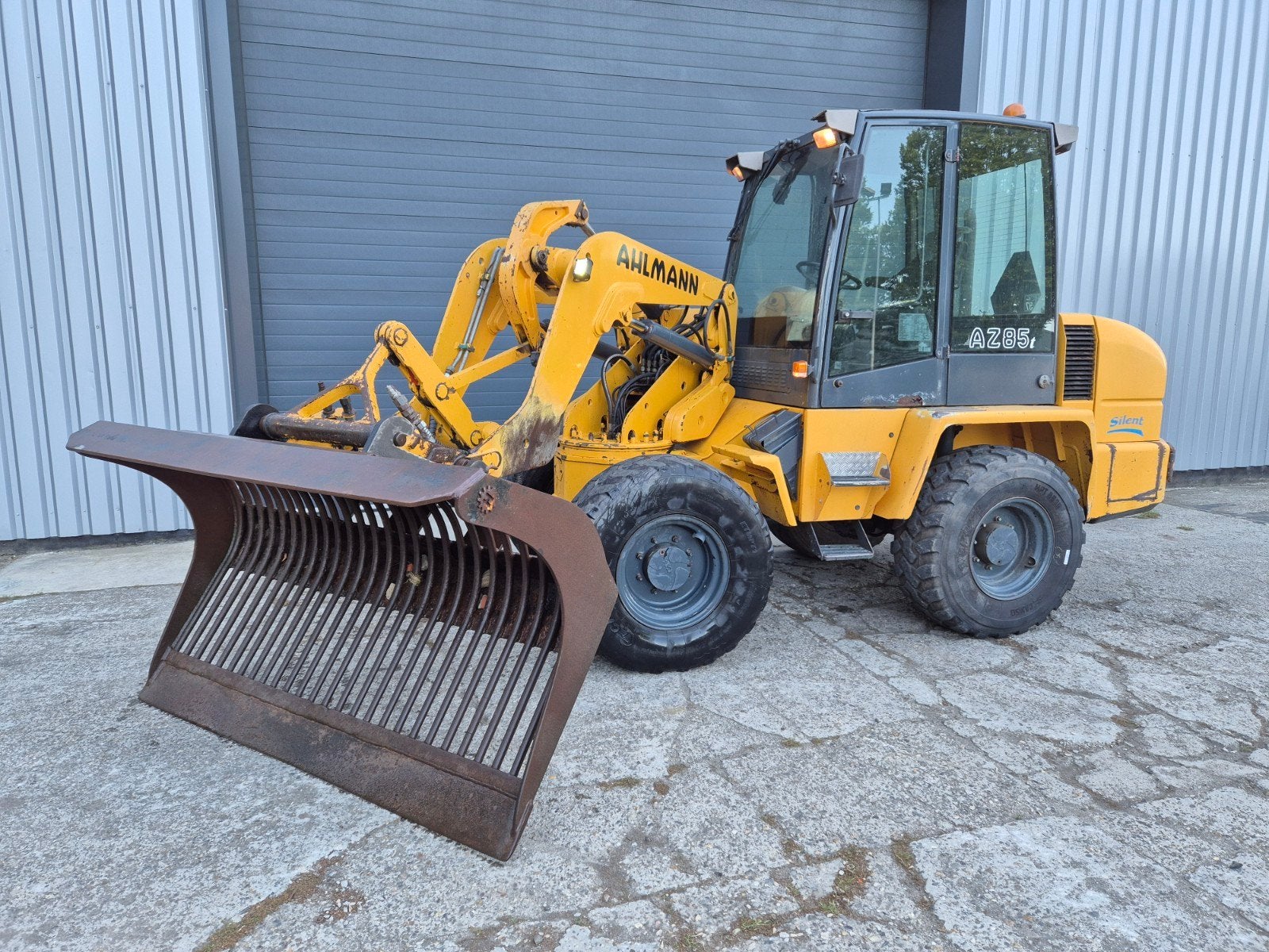 Ahlmann AZ85 Zwenklader Shovel, Ophalen