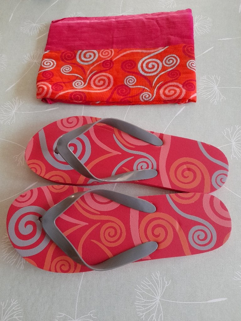 Teenslippers + pareo, Kleding | Dames, Badmode en Zwemkleding, Ophalen, Nieuw