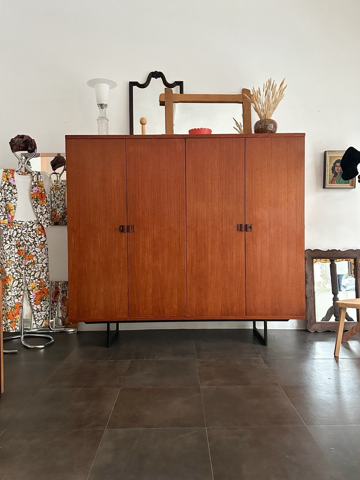 Armoire 4 portes plaquée en teck, piètement métal noir, Maison & Meubles, Enlèvement, Comme neuf, Teck