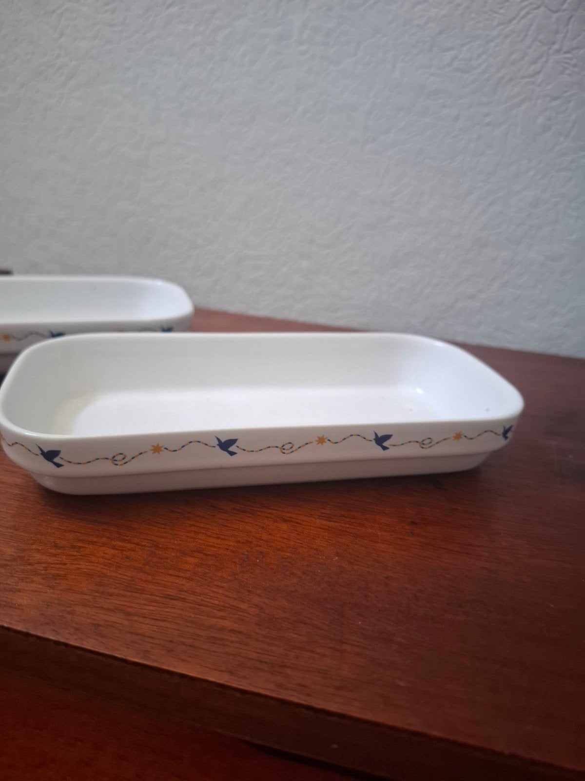 twee sabena schaaltjes. René Magritte, Enlèvement ou Envoi