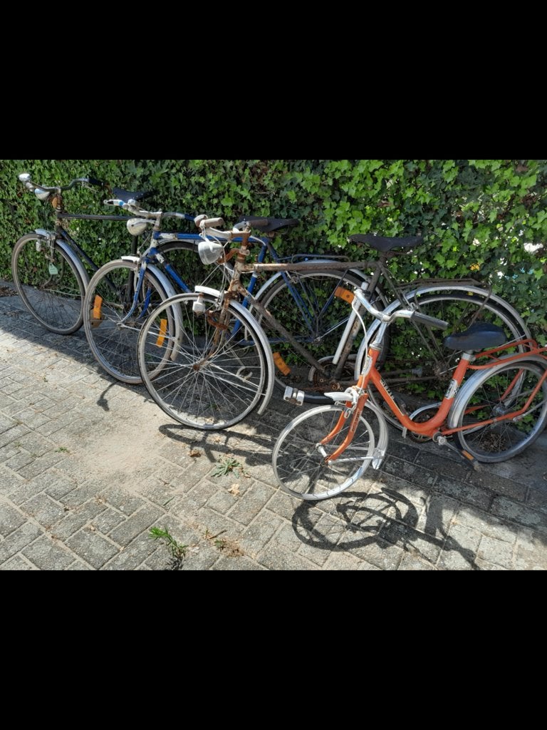 Lot oude fietsen, Ophalen