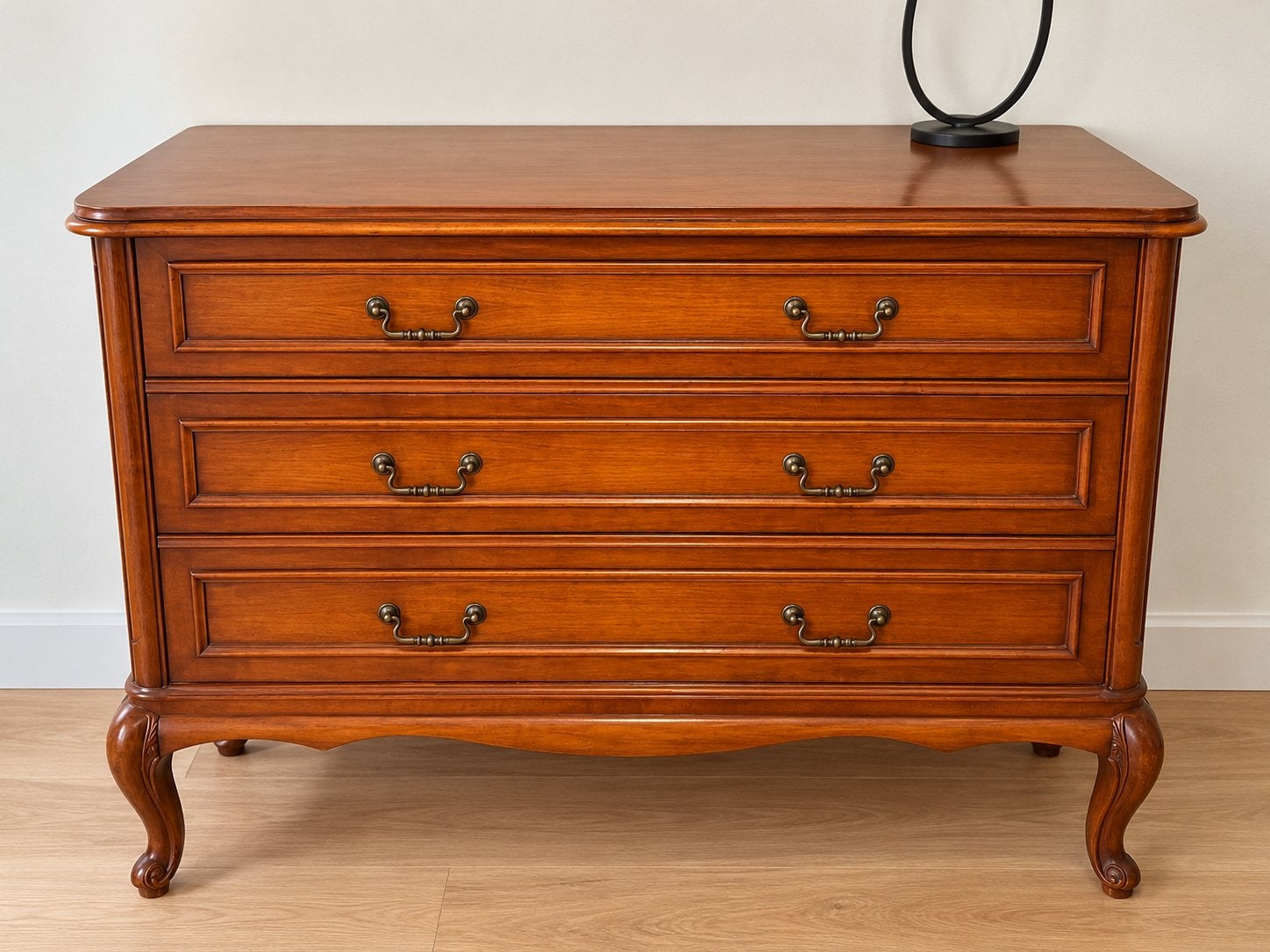 Belle commode de style Louis XV, Maison & Meubles, 3 ou 4 tiroirs, 100 à 150 cm, Enlèvement, Utilisé