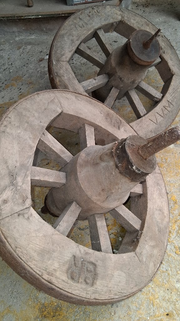 Houten kruiwagen wiel, Ophalen
