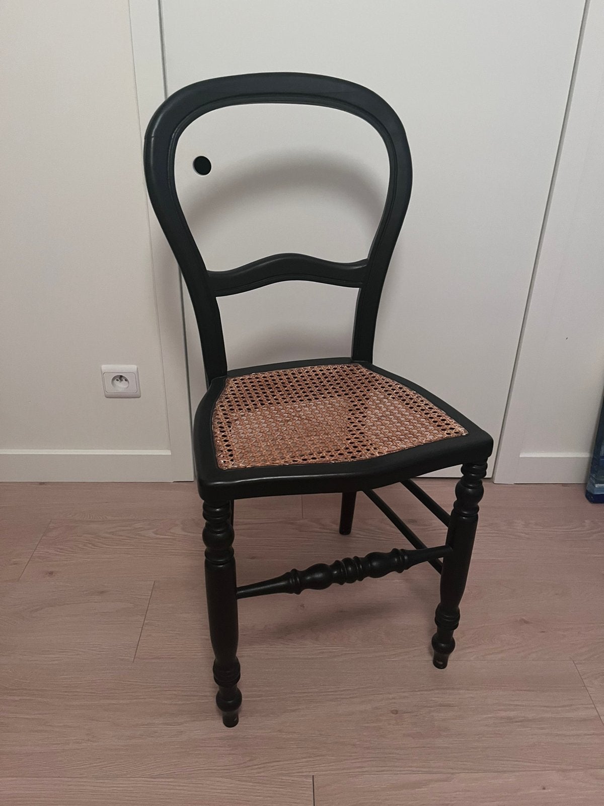 Vintage zwarte houten stoel met rieten/rotan zitting, Enlèvement