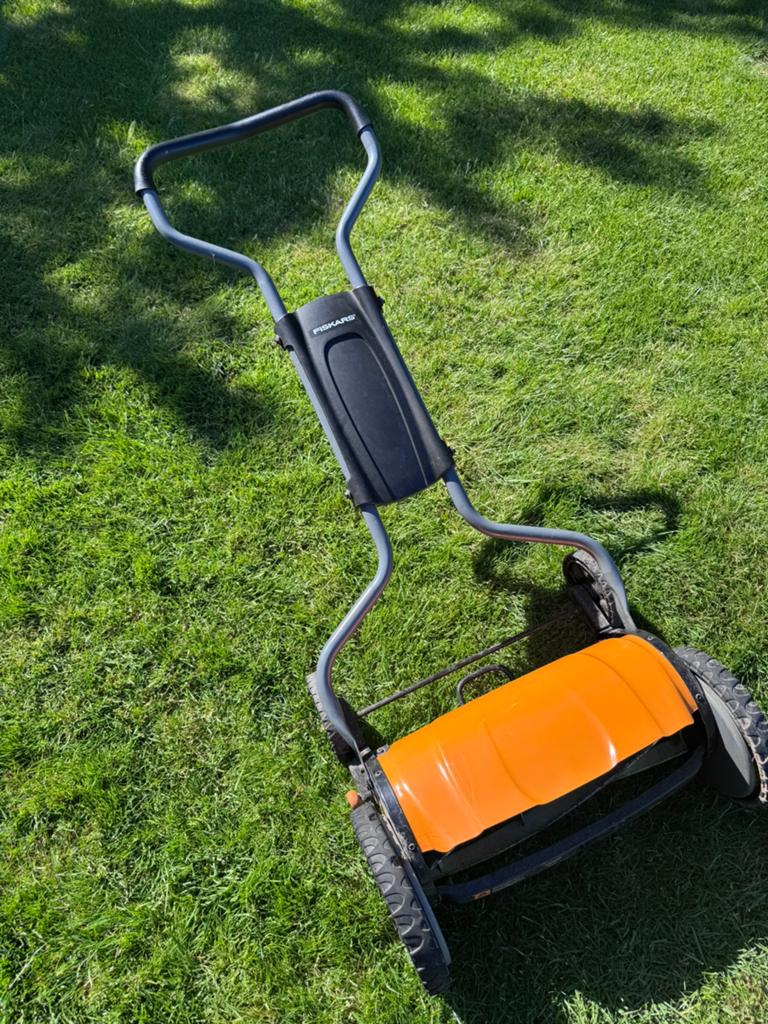 Tondeuse Fiskars, Tondeuses à gazon manuelles, Comme neuf, 40 à 49 cm, Enlèvement