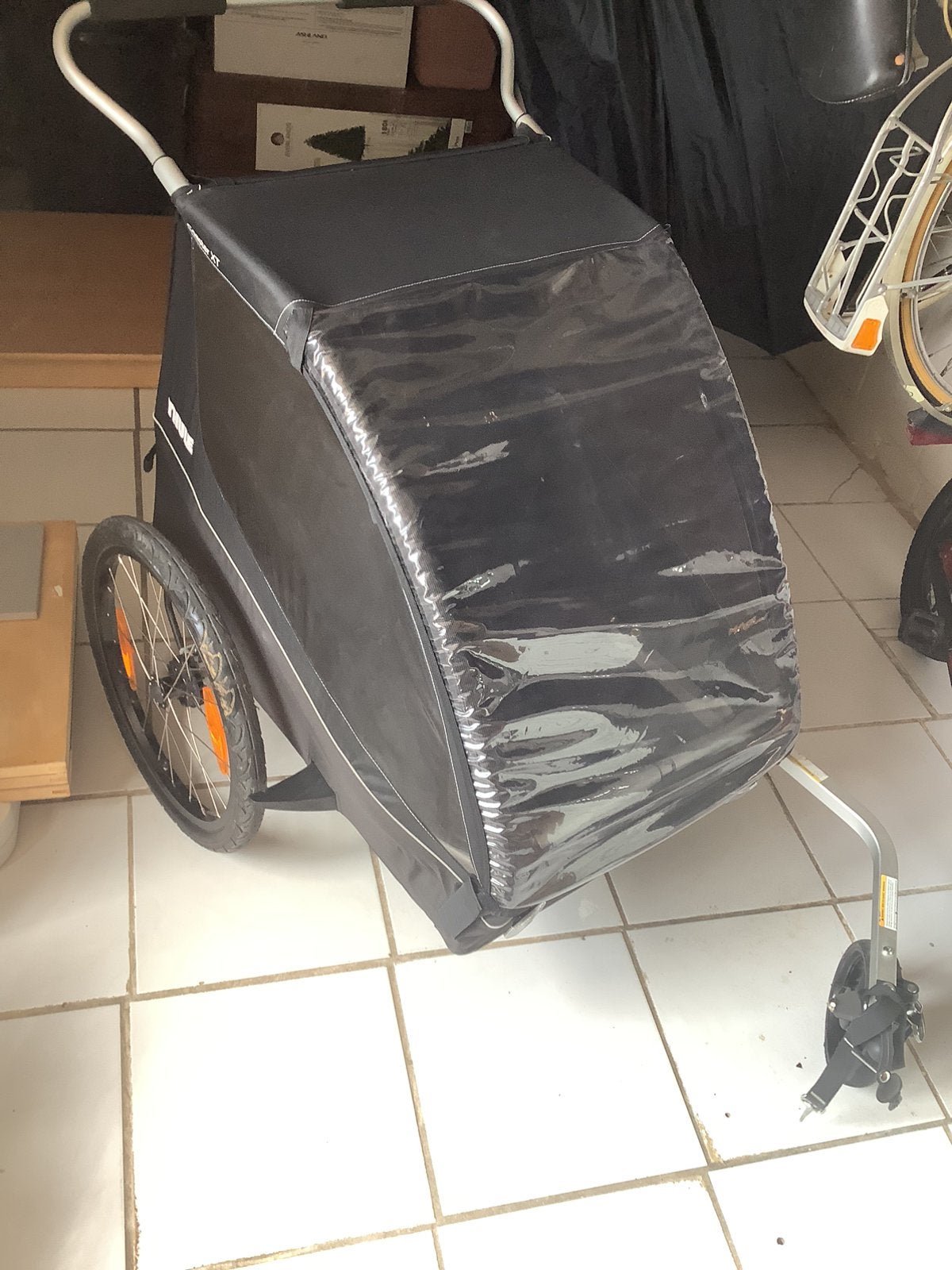 Zwarte thule fietskar + 3 fietsadapters + 1 sling(voor baby), Fietsen en Brommers, Ophalen, Zo goed als nieuw