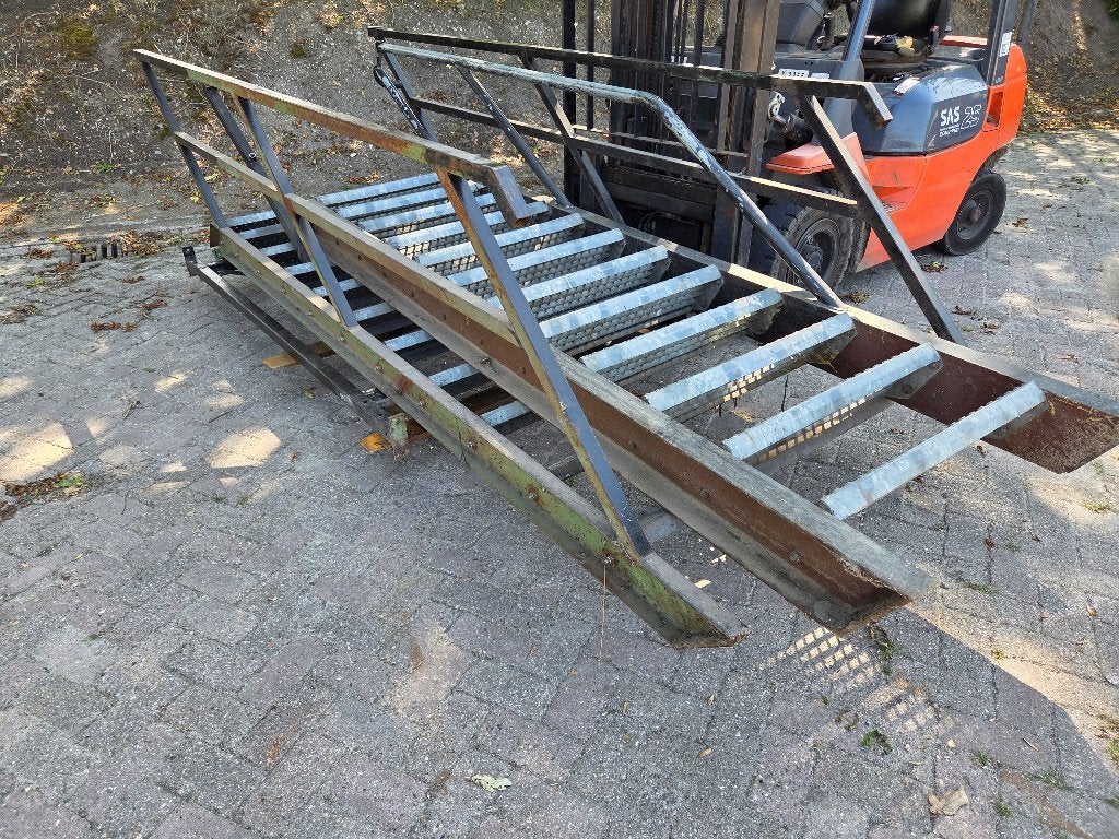 3 x trap met gegalvaniseerde treden en leuningen, Ophalen, Gebruikt, IJzer