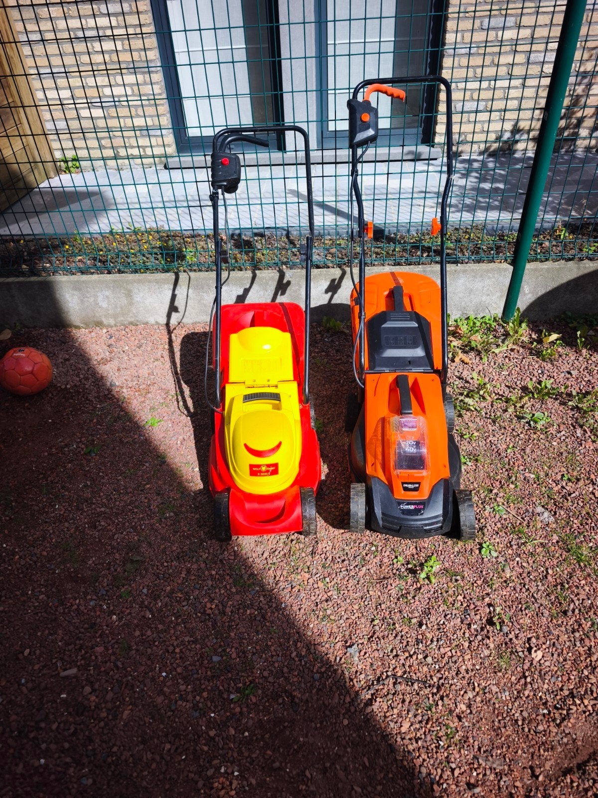 Lot de deux tondeuses à gazon fonctionnelles, Jardin & Terrasse, Enlèvement, Utilisé, Tondeuses à gazon sur batterie