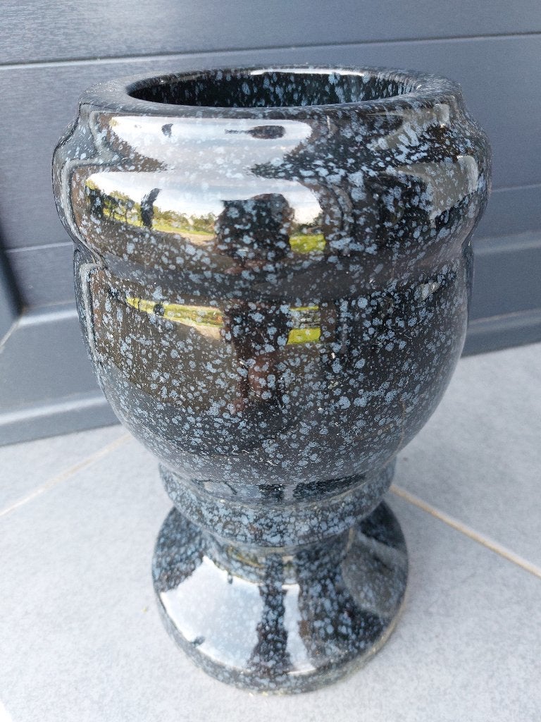 Vase en granit, Enlèvement
