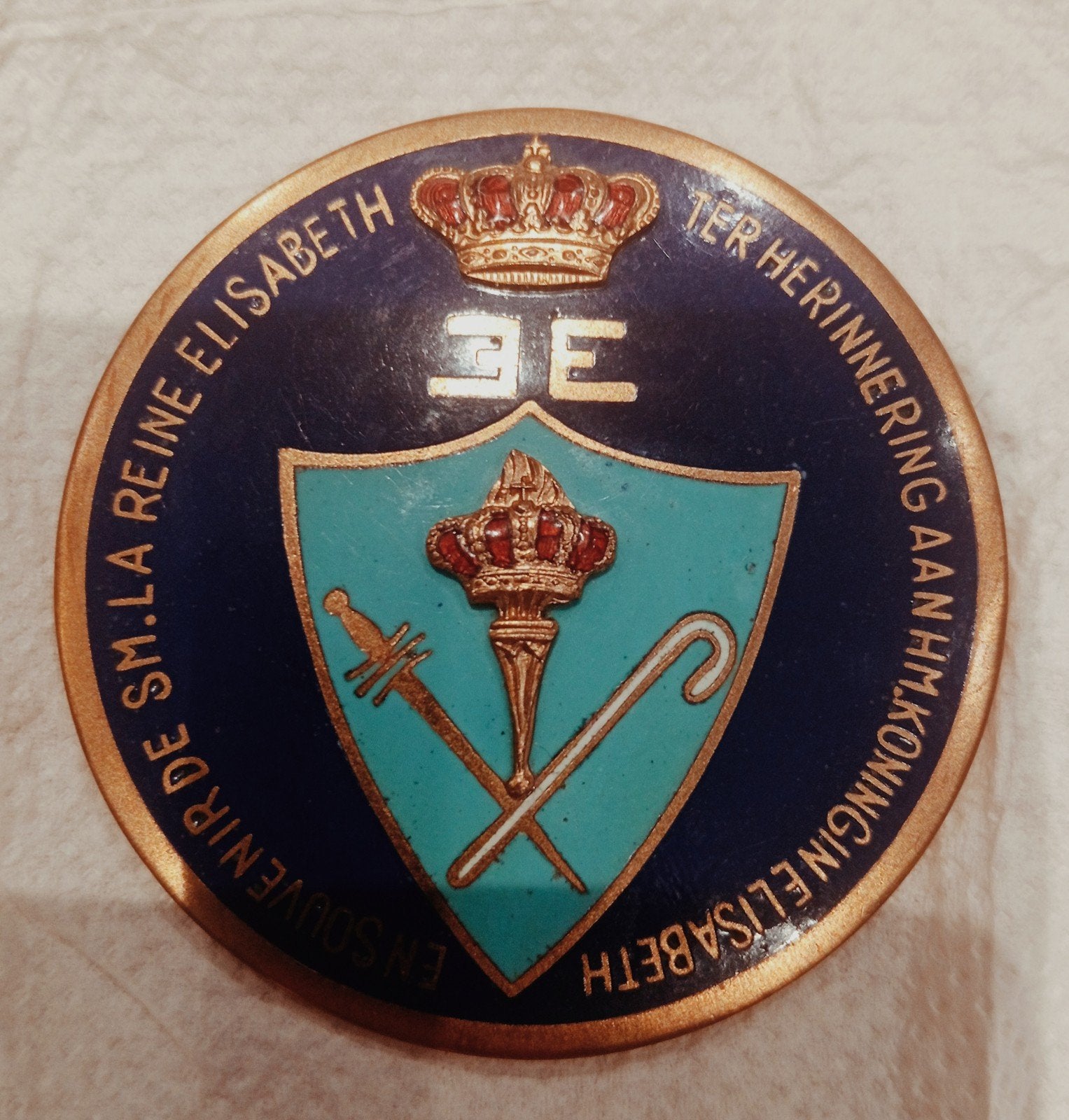 Médaille Reine Élisabeth de Belgique 1923., Collections, Broches, Pins & Badges, Enlèvement ou Envoi