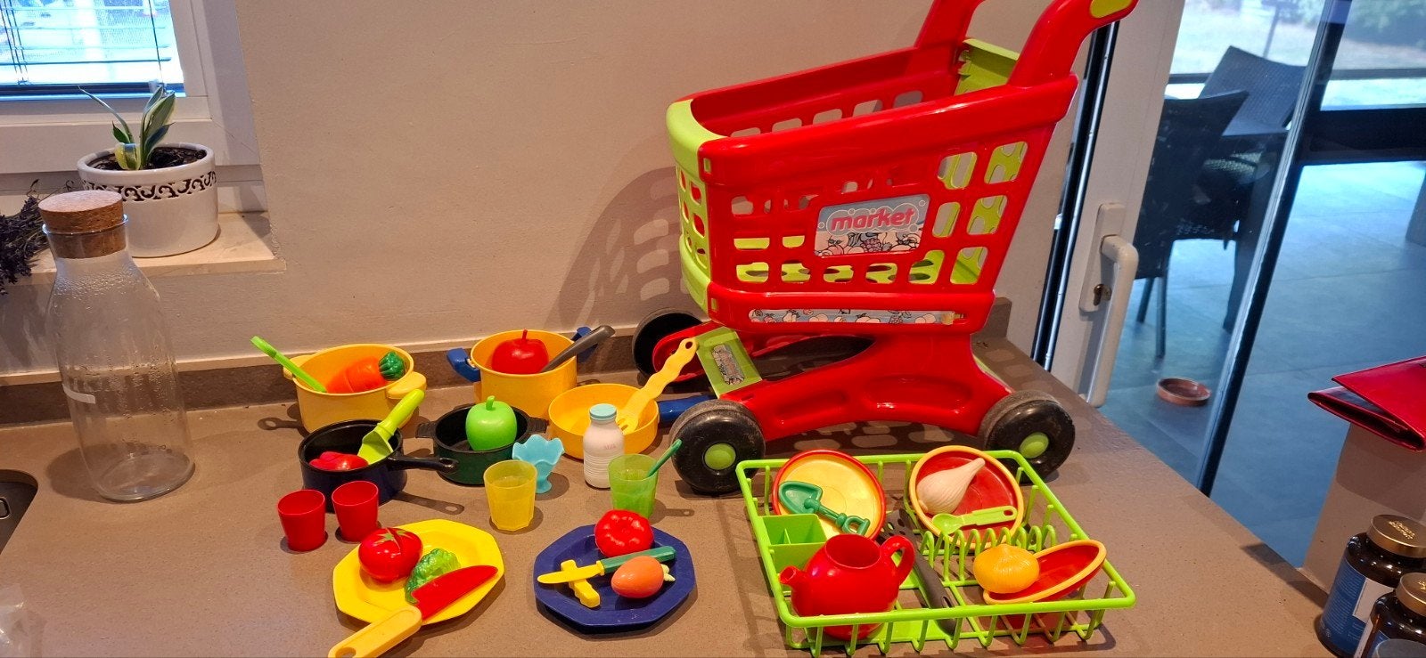 Winkelkar, potten  pannen, borden, bestek, groenten alles €1, Ophalen