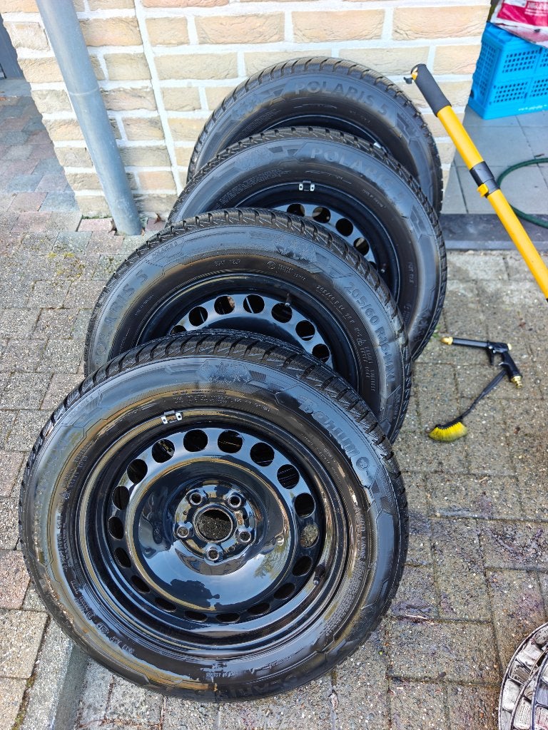 Volkswagen Sharan met winterbanden en -wielen, Auto-onderdelen, Ophalen, Gebruikt, 16 inch, Banden en Velgen