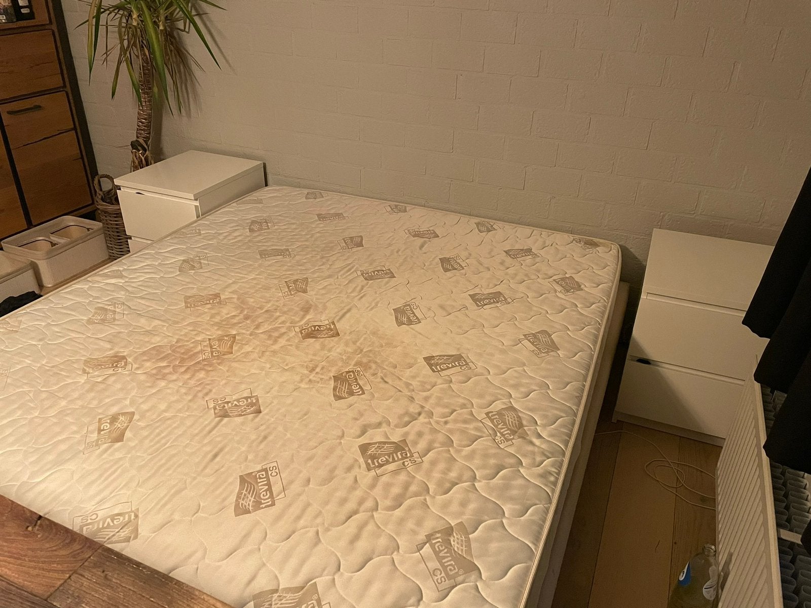Lit double + matelas + tables de chevet à vendre, Enlèvement, Utilisé, Deux personnes