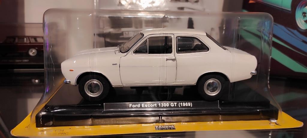 Ford Escort 1300 GT 1969 creme 1:24 met hardcover magazine, Ophalen of Verzenden