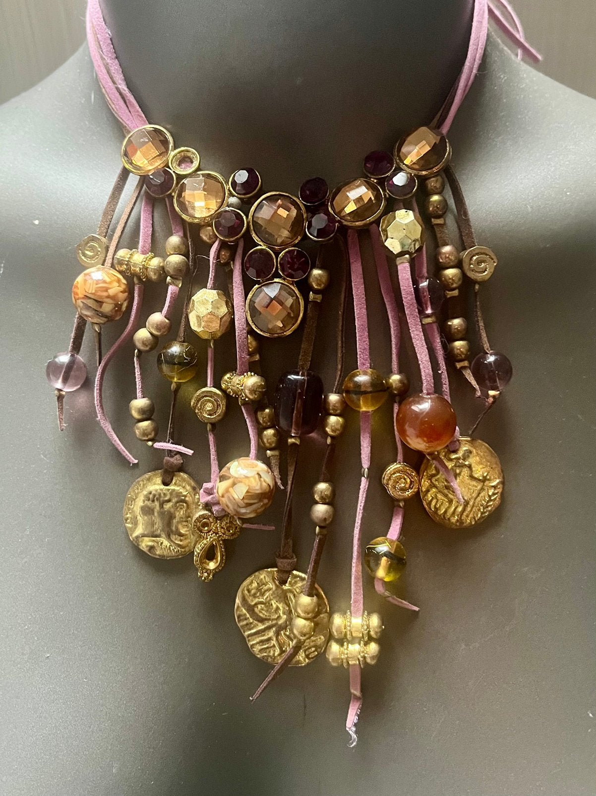 Collier unique avec breloques et perles, Bijoux, Sacs & Beauté, Broches, Enlèvement ou Envoi, Comme neuf, Or, Autres matériaux