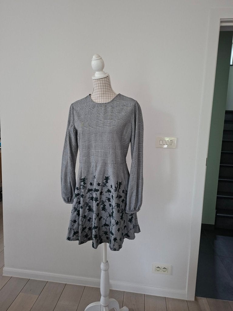 nouvelle robe Prince de Galle grise avec jupe cloche, Vêtements | Femmes, Robes, Neuf, Taille 38/40 (M), Gris, Enlèvement ou Envoi