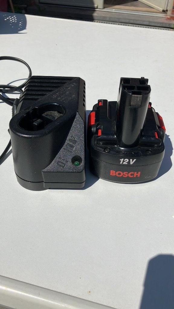BOSCH batterij 12V + lader, Doe-het-zelf en Bouw, Ophalen, Zo goed als nieuw