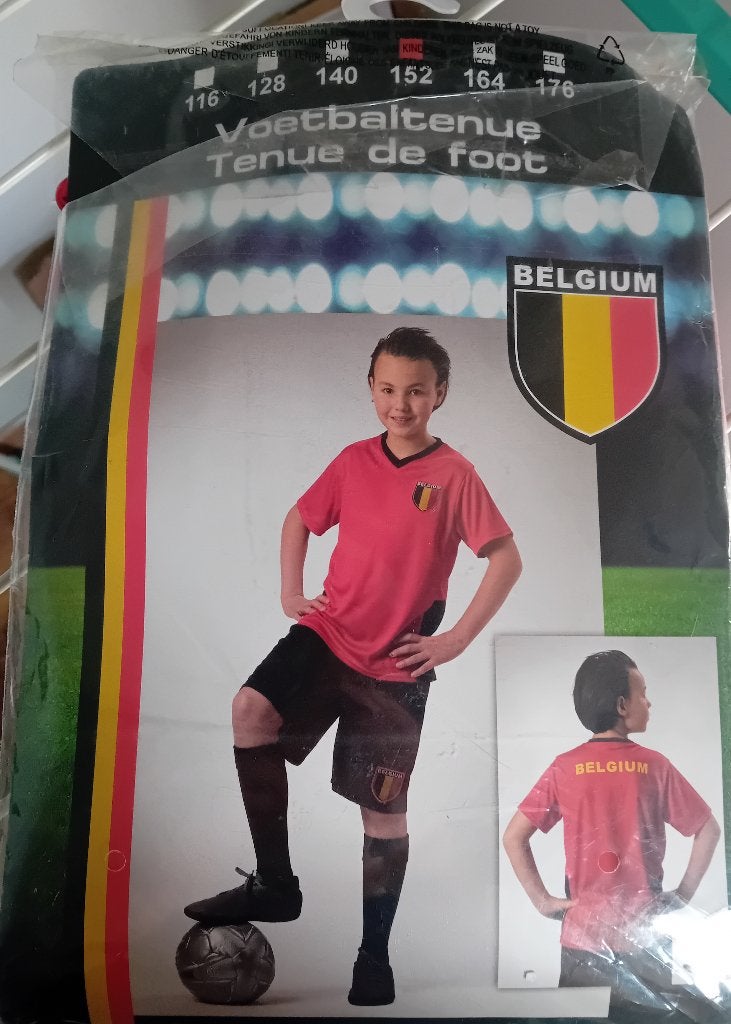 Voetbaltenue nieuw maat 152, Sport en Fitness, Voetbal, Ophalen, Nieuw