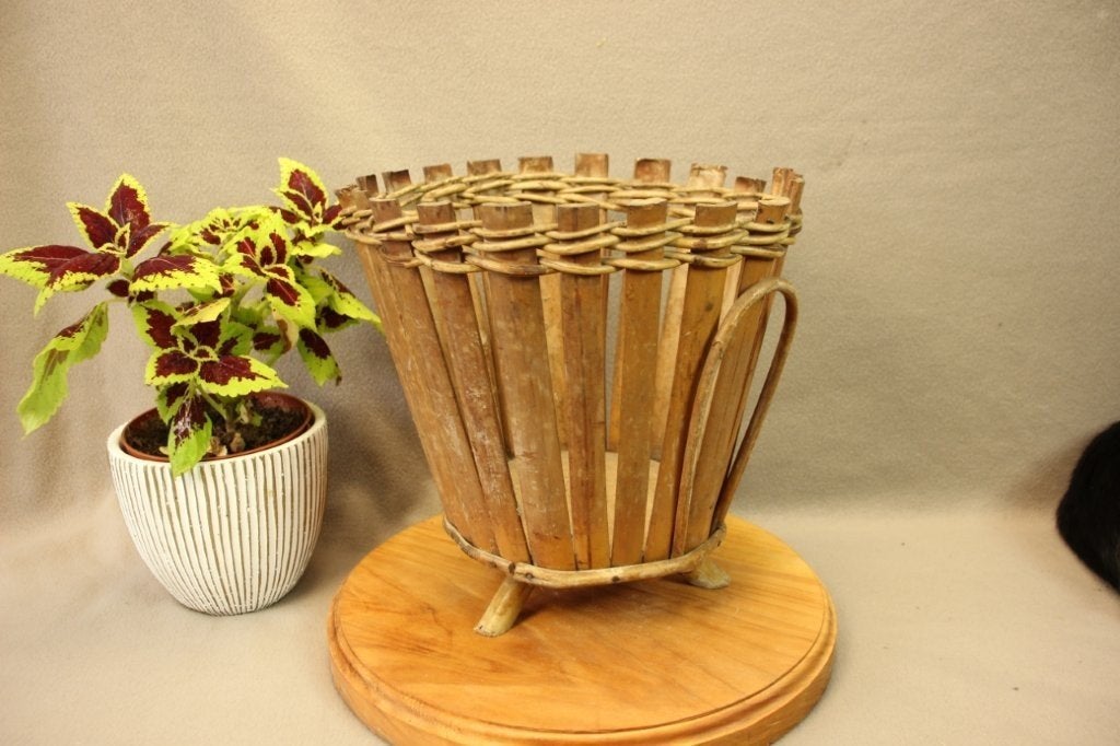 Vintage bamboe bloempot op pootjes, Ophalen of Verzenden, Gebruikt