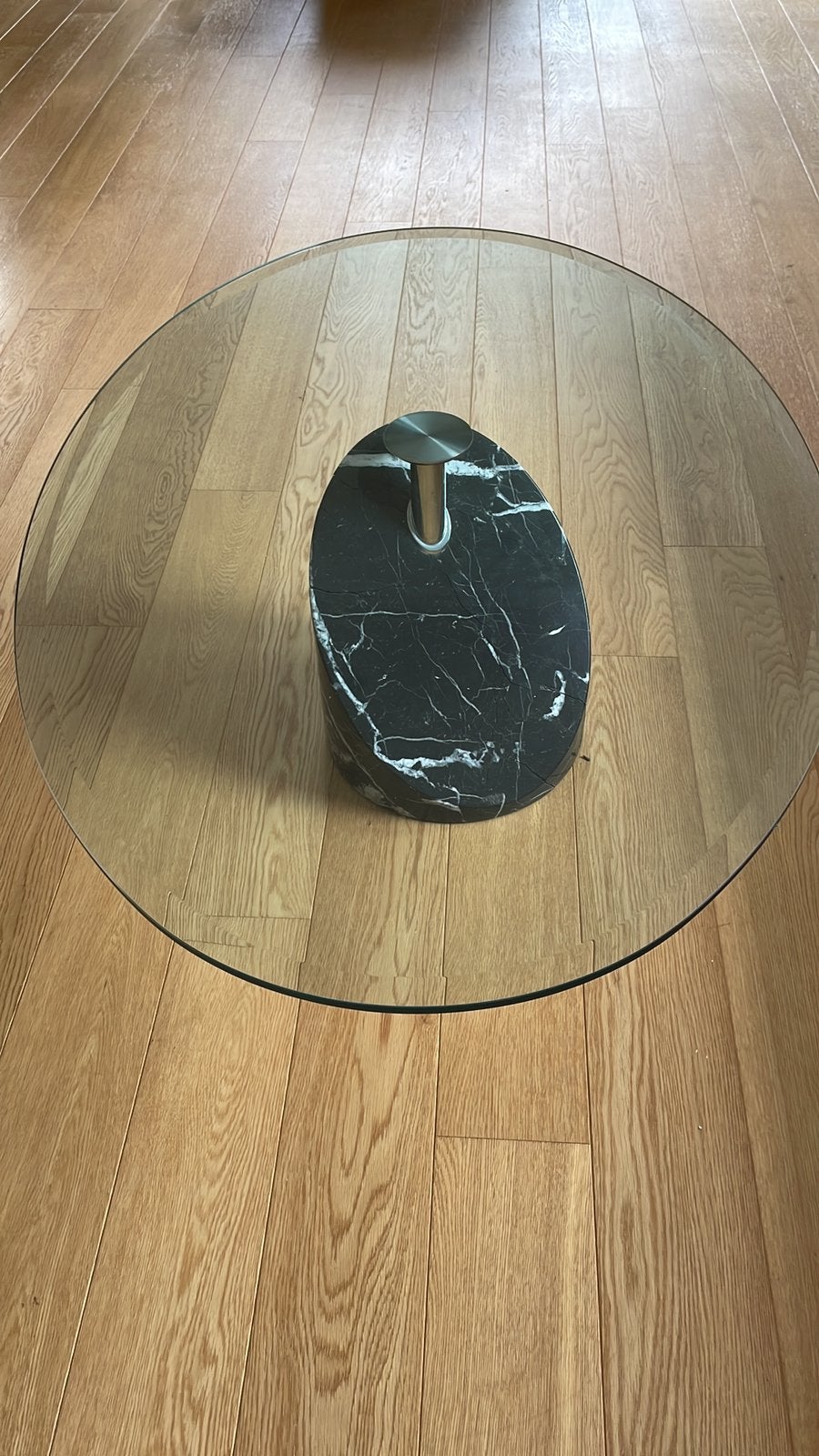 Glazen salontafel met marmeren voet, Huis en Inrichting, Tafels | Salontafels, Ophalen, Gebruikt, 100 tot 150 cm, 50 tot 100 cm