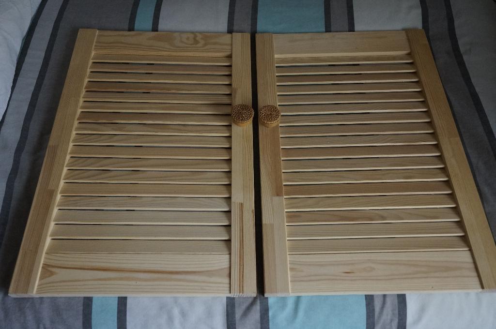 2 Portes d'armoire à persienne en pin massif, Neuf, Enlèvement ou Envoi, Moins de 70 cm, Moins de 70 cm