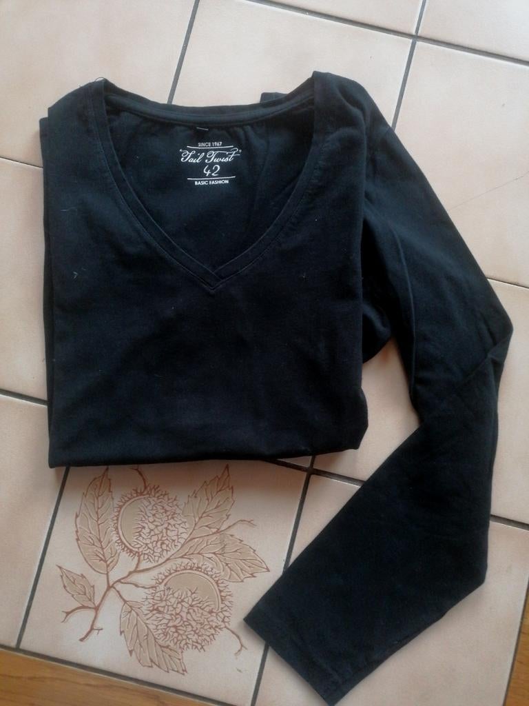 T shirt V hals zwart en wit mt 42, Ophalen of Verzenden, Maat 42/44 (L), Zwart