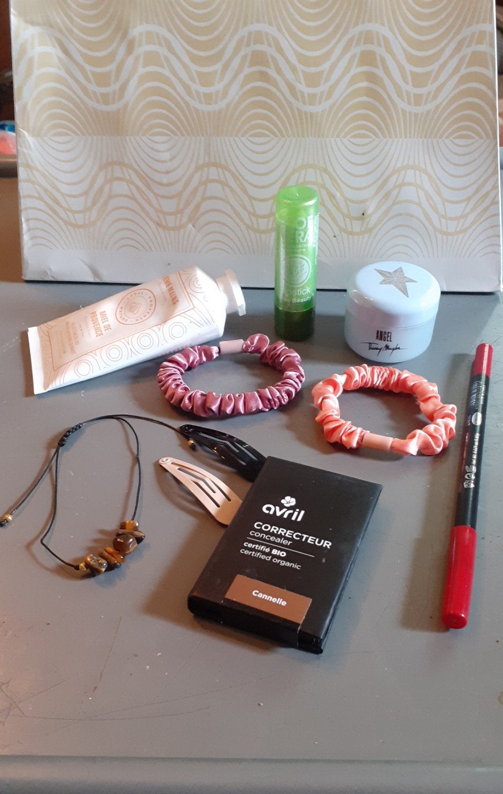 Lot maquillage accessoires cheveux bijoux, Handtassen en Accessoires, Uiterlijk | Cosmetica en Make-up, Ophalen of Verzenden, Lippen
