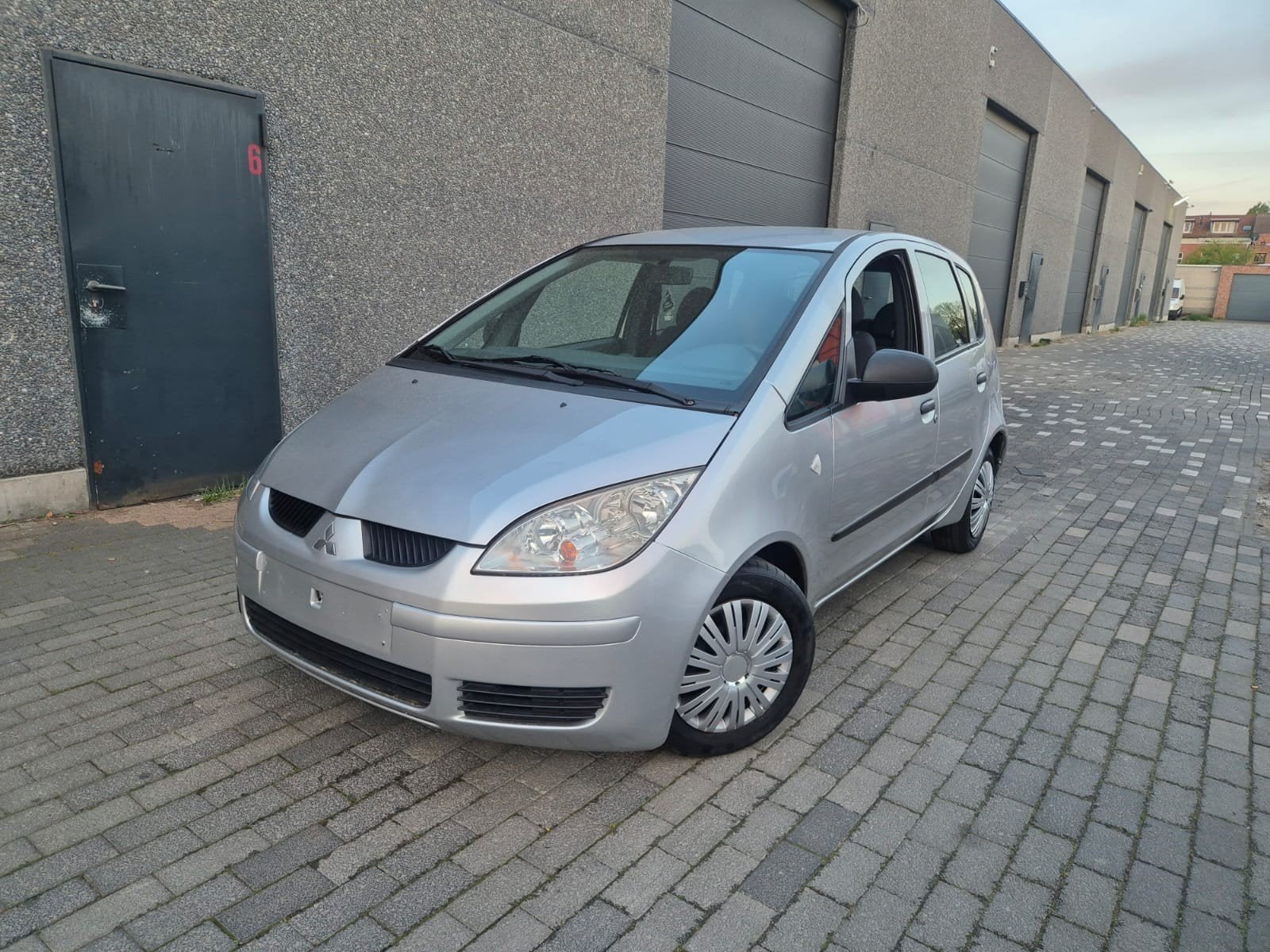 MITSUBISHI COLT/ 1.1 BENZINE/ AIRCO / 50 000 KM, Autos, Mitsubishi, 1124 cm³, Argent ou Gris, Achat, Entreprise