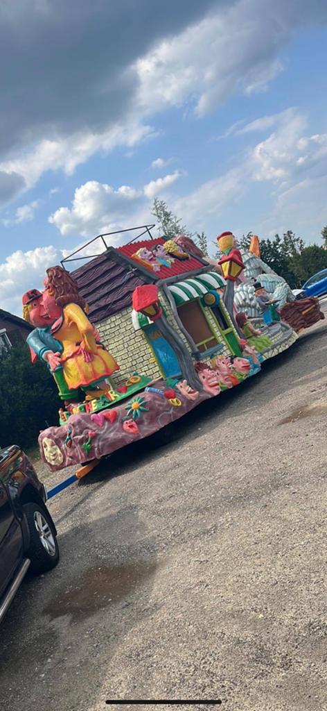 Mooie grote polyester carnavalswagen volledig  moet nu weg, Hobby en Vrije tijd, Feestartikelen | Verhuur, Ophalen, Zo goed als nieuw