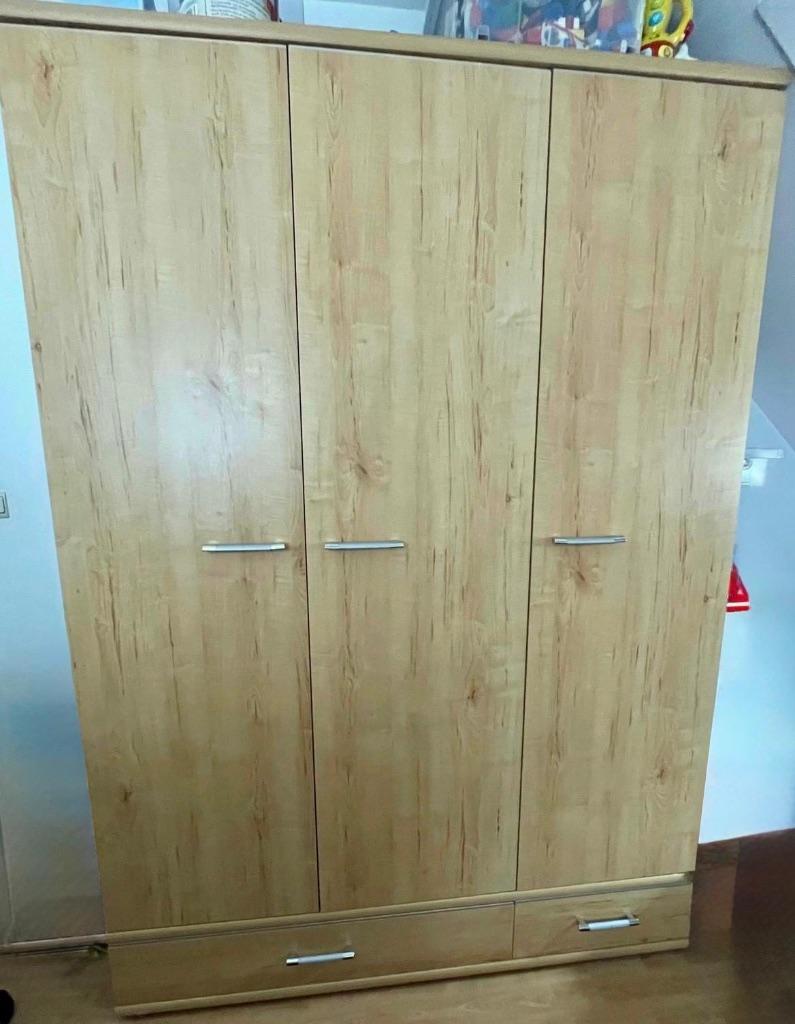 Kinderkamer (bed+kleerkast 3-deurs+kollom), Ophalen, Gebruikt, Jongetje of Meisje