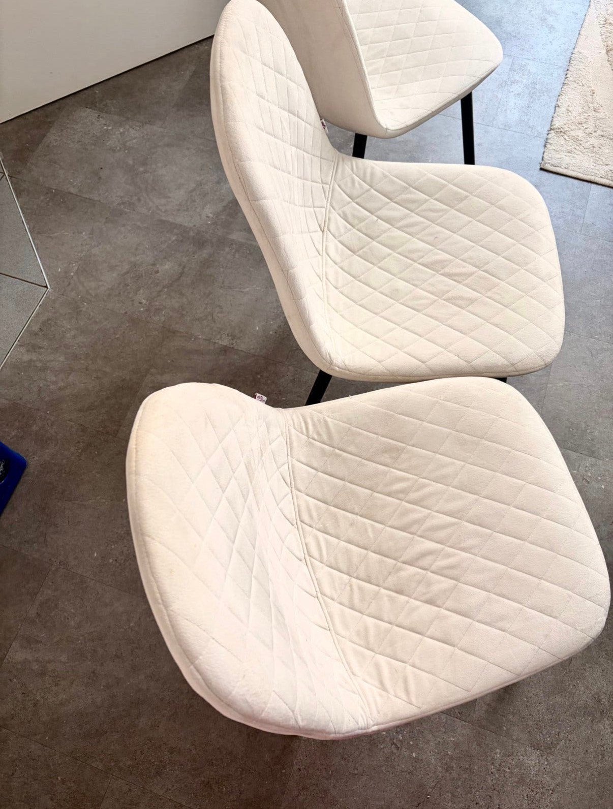 3 witte salonstoelen te koop (1 zwarte salonstoel gratis), Ophalen, Zo goed als nieuw, Stof