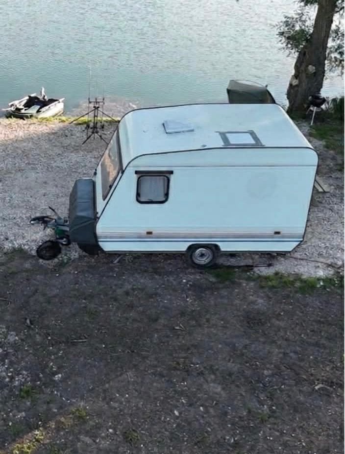 Adria 1990 caravan, Caravans en Kamperen, Caravans, Particulier, tot en met 3, 750 - 1000 kg, Adria, Omvormbare zithoek, Vast bed