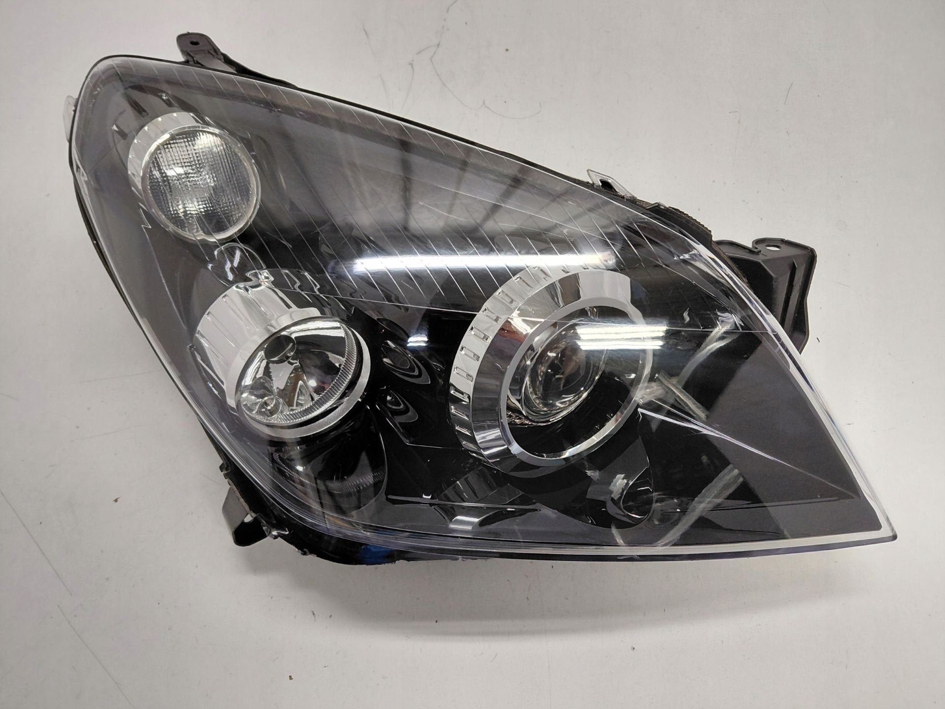 Phare Opel Astra III H 93190391, Autos : Pièces & Accessoires, Opel Automobile GmbH, Opel, Bahnhofsplatz 1
65423  Russelsheim am Main, DE