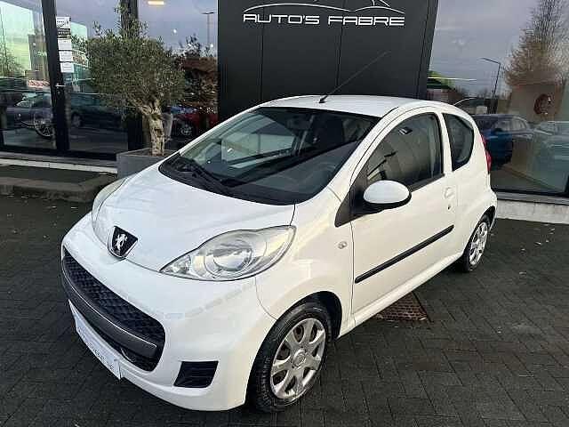 Peugeot 107 10i Benzine  70 Urban 1 ste eigenaar 99000km, Wit, https://public.car-pass.be/vhr/39aa765c-ec7e-4945-9659-45784544bded