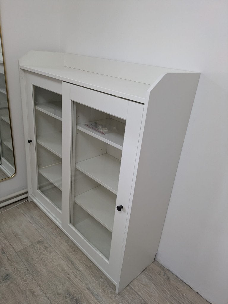 HAUGA vitrinekast met glazen deur IKEA, Huis en Inrichting, Ophalen, 100 tot 150 cm, 100 tot 150 cm, Zo goed als nieuw