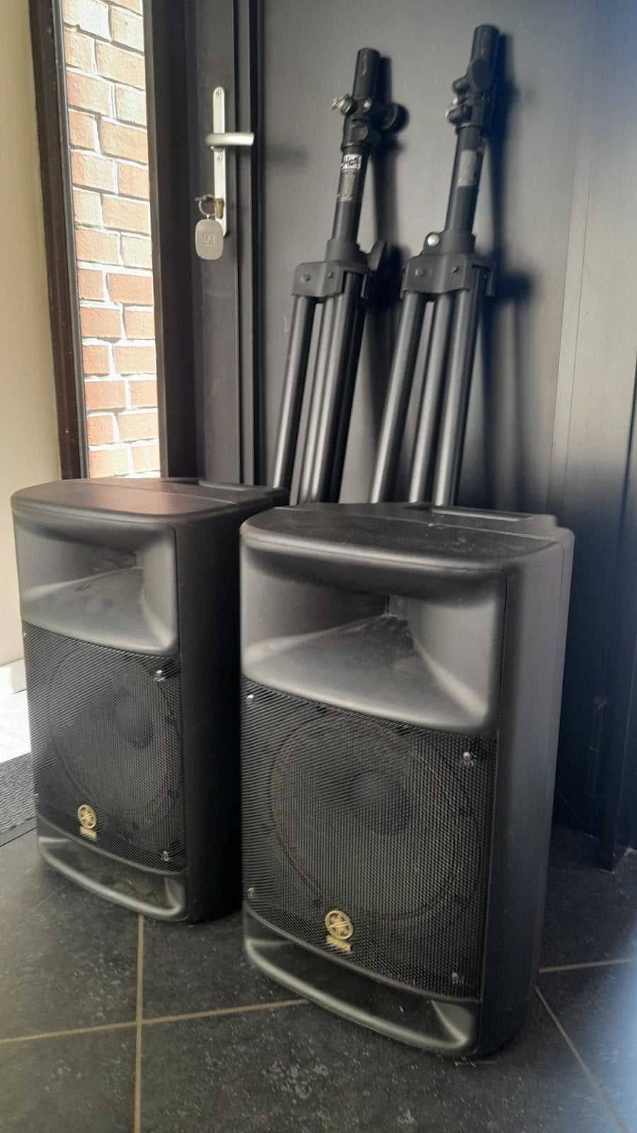 Paire d'enceintes 500 watts (passives) + 2 pieds, TV, Hi-fi & Vidéo, Enceintes, Enlèvement, Utilisé, 150 watts ou plus, Yamaha