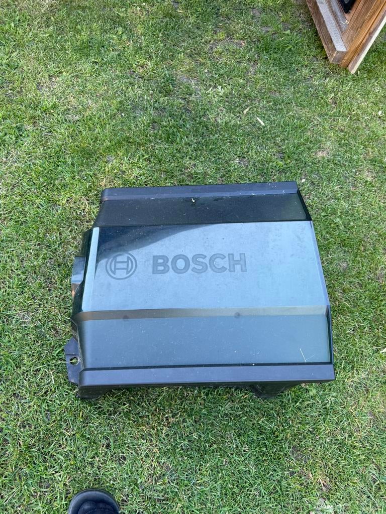Bosch garage voor robotmaaier, Tuin en Terras, Ophalen, Zo goed als nieuw